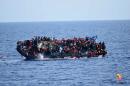 Naufrage de migrants: Une centaine de corps retrouvés sur une plage en Libye