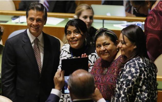 NYC07. NUEVA YORK (EE.UU.), 22/09/2014.- El presidente de México Enrique Peña Nieto (i) posa con un grupo de mujeres y la Indígena guatemalteca Rigoberta Menchú (2-d) durante la primera Conferencia Mu