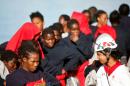 Photo prise et fournie par la Croix-Rouge italienne, le 22 octobre 2016, montrant des migrants arrivant à Vibo Marina (Italie) après une vaste opératio...<br /><br />Source : <a href=