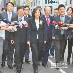 民進黨主席暨總統參選人蔡英文（中）率執政縣巿首長、立委共24人出席國慶大會，這是馬總統任內，蔡首度以主席身分出席國慶大會。左一為基隆市長林右昌，左二為桃園市長鄭文燦。（陳君瑋攝）