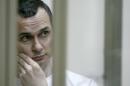 El director de cine ucraniano Oleg Sentsov permanece dentro del área de los acusados durante una vista en un tribunal militar celebrado en la ciudad de Rostov del Don, en Rusia, el 21 de julio de 2015