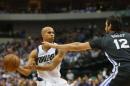 Richard Jefferson (dcha), de los locales Mavericks, con el balón mientras Andrew Bogut, de los Golden State Warriors, le intenta impedir el paso, el 4 de abril de 2015 en Dallas, Texas (EEUU)