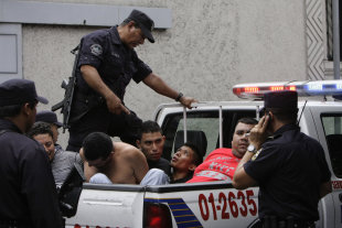 A los niños y adolescentes centroamericanos el futuro los arroja en brazos de las maras. (Foto AP /Luis Romero)