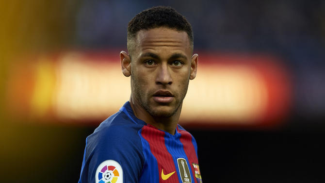 Neymar visita escolinha do Barcelona