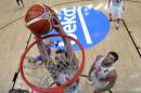 El español Pau Gasol (c) puntúa para España durante la semifinal del Eurobasket contra Francia el 17 de septiembre de 2015 en la ciudad francesa de Lille