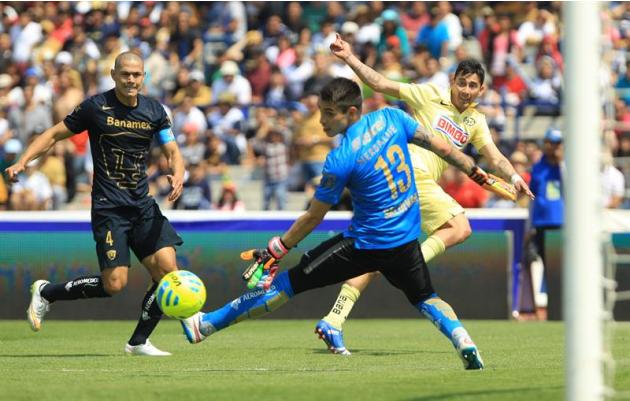 MEX19. CIUDAD DE MÉXICO (MÉXICO), 22/02/2015.- El jugador de América Rubén Sambueza (d) trata de anotar un gol ante el portero de Pumas Alfredo Saldivar (c) hoy, domingo 22 de febrero de 2015, durante