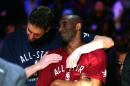 El jugador de los Chicago Bulls Pau Gasol (i) abraza a su excompañero de Los Angeles Lakers Kobe Bryant durante el Partido de las Estrellas de la NBA, el 14 de febrero de 2016 en Toronto (Canadá)