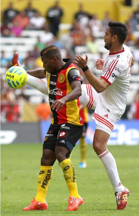 MEX30. GUADALAJARA (MÉXICO), 22/02/2015.- El jugador del Leones Negros Jónathan González (i) disputa el balón con Jesús Chávez (d), del Xolos hoy, domingo 22 de febrero de 2015, en un partido de la jo