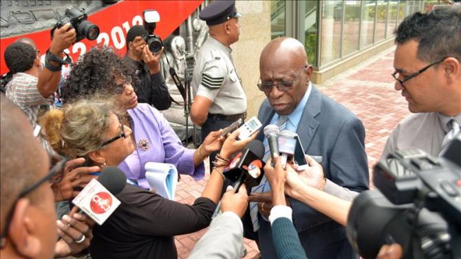 El exvicepresidente de la FIFA Jack Warner habla con la prensa hoy, viernes 29 de mayo de 2015, frente al Parlamento de su país, en Puerto España, Trinidad y Tobago. EFE