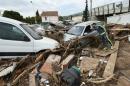 A Cannes, la vie reprend timidement ses droits au milieu des épaves de voiture