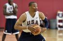 En esta foto de archivo dle 11 de agosto de 2015, el jugador de la selección de Estados Unidos de básquetbol. Russell Westbrook, participa en un entrenamiento en Las Vegas. Westbrook anunció que no jugará en los Juegos Olímpicos de Río de Janeiro. (AP Photo/David Becker, File)