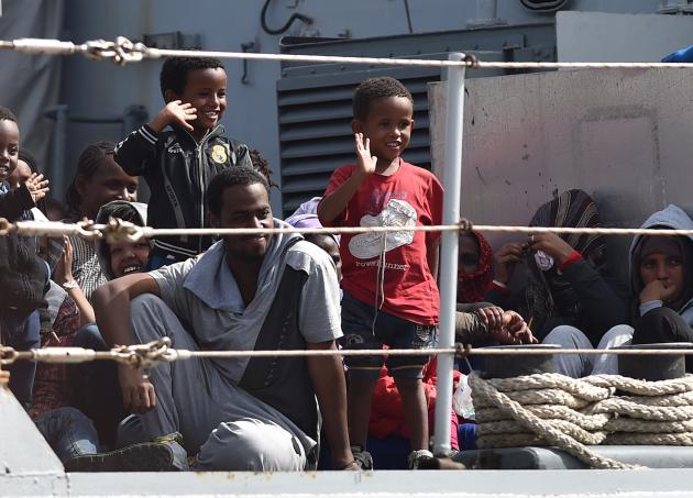 Migrantes desembarcan de la corbeta italiana Sfinge en Augusta, cerca de Siracusa, Sicilia, Italia, 21 de mayo de 2015. La Unión Europea, a fin de aliviar a Italia y Grecia del peso de la migración, trasladará a 40.000 buscadores de asilo a otros países del bloque, de acuerdo con un borrador de documento al que tuvo acceso la Associated Press. (AP Foto/Carmelo Imbesi)