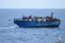 Photo fournie le 25 mai 2016 par la Marine italienne montrant un bateau de migrants sur le point de faire naufrage au large de la côte libyenne