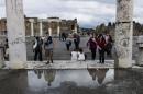 Turistas visitan el sitio arqueológico de Pompeya, en octubre de 2011