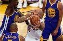 Carlos Boozer, de Los Angeles Lakers, intenta encesatar, presionado por Draymond Green (i), de los visitantes Golden State Warriors, en un partido de la NBA jugado el 16 de noviembre de 2014