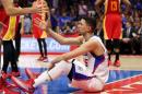 El jugador de Los Angeles Clippers Austin Rivers, en el suelo tras encestar ante los Houston Rockets, en el tercer partido de los 'playoffs' de la Conferencia Oeste el 8 de mayo de 2015