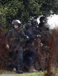 VAL111 DAMMARTIN-EN-GOELE (FRANCIA) 09/01/2015.- Agentes de policía se preparan para asaltar una zona industrial en Dammartin-en-Goele (noreste de París), donde los presuntos autores de la masacre de "Charlie Hebdo", los hermanos Kouach, podrían haber tomado rehenes en una de las empresas, hoy, 9 de enero de 2015. El ministro del Interior, Bernard Cazeneuve, ha confirmado en una declaración a la prensa que todos los efectivos se encuentran movilizados sobre el terreno. EFE/ETIENNE LAURENT