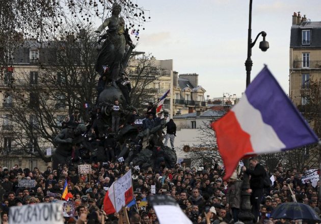 Manifestação nas ruas de Paris neste domingo (Foto: AP)