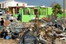 Residentes locales inspeccionan el 26 de mayo de 2015 los daños causados por un tornado en Ciudad Acuña, México.