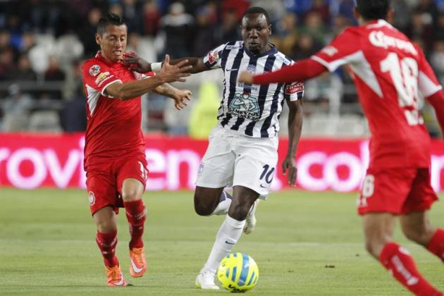 MEX64. PACHUCA (MÉXICO), 07/02/2015.- El jugador del Pachuca, Walter Ayoví (d), disputa el balón con Carlos Silva (i), de Toluca, hoy, sábado 7 de febrero de 2015, en un partido de la jornada 5 del To