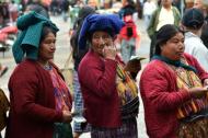 Mujeres esperando para votar en San Juan Sacatepéquez, a 40 kilómetros de Ciudad de Guatemala, el 6 de septiembre de 2015 (AFP | Rodrigo Arangua)