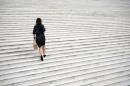 Une femme dans le quartier de la Défense près de Paris