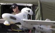 Un soldado de las fuerzas armadas junto a un "drone" (avión no tripulado). EFE/Archivo