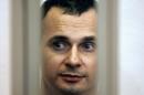 El director de cine ucraniano Oleg Sentsov permanece dentro del área de los acusados durante una vista en un tribunal militar celebrado en la ciudad de Rostov del Don, en Rusia, el 27 de julio de 2015