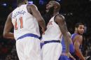 Quincy Arcy festeja con su compañero Samuel Dalembert, de los Knicks de Nueva York, luego de hacer una clavada frente a los 76ers de Filadelfia, el sábado 22 de noviembre de 2014 (AP Foto/Frank Franklin II)