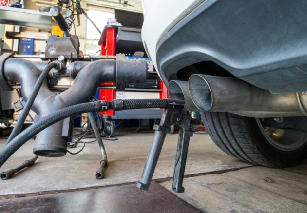 Une golf TDI de Volkswagen lors d'un contrôle antipollution dans un garage à Francfort en Allemagne, le 21 septembre 2015