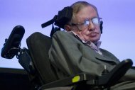(2 dez) Hawking participa de uma entrevista coletiva em Londres