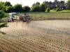 Un agriculture épand des pesticides sur un champ de pommes de terre, dans le nord de la France, en 2012