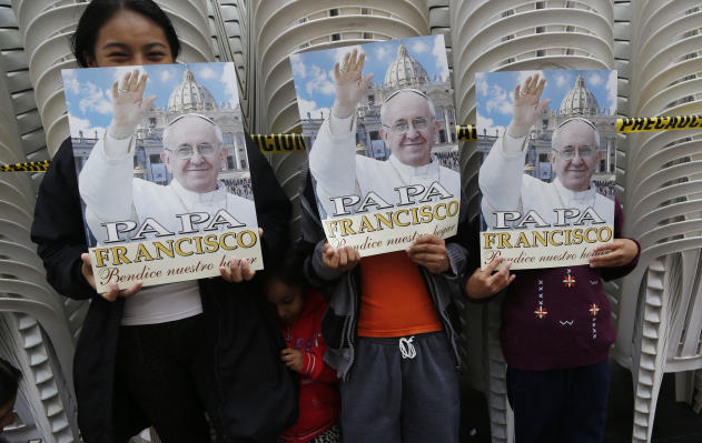 Vendedores callejeros ofrecen afiches con la foto del papa Francisco en la entrada de la Basílica de San Lorenzo en Santa Cruz, Bolivia, 5 de julio de 2015. Francisco celebrará misa en Santa Cruz el jueves 9 de julio de 2015. (AP Foto/Juan Karita)