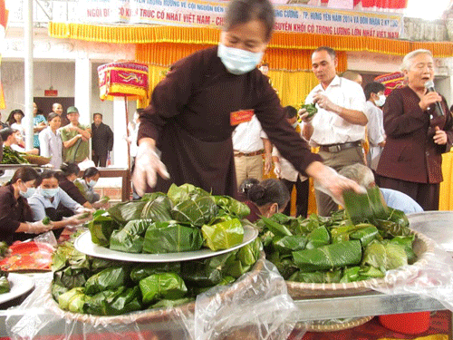 bánh chưng khổng lồ giỗ tổ Hùng Vương