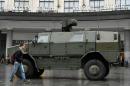 Un véhicule militaire passe devant la station centrale à Bruxelles, le 21 novembre 2015