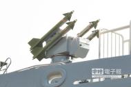 　艦艏主甲板上的平台設置一座M54海欉樹短程防空飛彈發射器。　　（陳信翰攝）