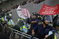 香港佔中／47年最嚴重衝突　港警催淚瓦斯驅民
