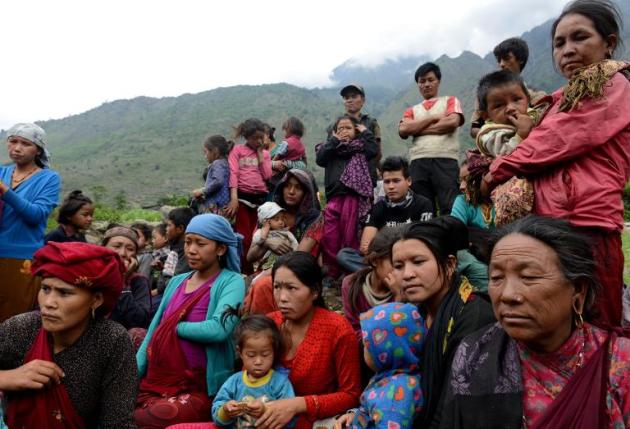 Des habitants du village de Sirdibas, à 250 km au nord-ouest de Katmandou, le 14 juin 2015