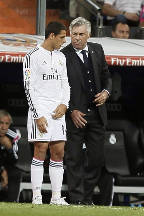 GRA523. MADRID, 23/09/2014.- El delantero mexicano Javier hernández &amp;quot;Chicharito&amp;quot; (i) conversa con su entrenador, el italiano Carlo Ancelotti (d), momentos antes de salir al terreno de juego durante el partido correspondiente a la quinta jornada de Liga que el conjunto blanco disputa ante el Elche esta noche en el estadio Santiago Bernabéu. EFE/Paco Campos