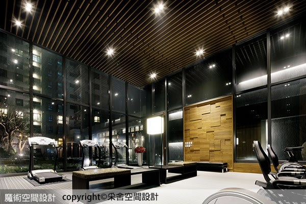 延續大廳現代禪風設計元素，在偏硬材質的空間裡植入暖調木質，調和宜人的場域氣息。