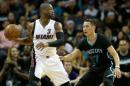 Jeremy Lin (D), de los Charlotte Hornets, y Dwyane Wade, de los Miami Heat, en partido de playoffs de la Conferencia Este, el 23 de abril en el Time Warner Cable Arena de Charlotte, en Carolina del Norte