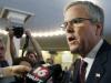 Jeb Bush, ex gobernador de Florida, expresó a los reporteros que tomará una decisión "dentro de poco" sobre si se postulará a la nominación republicana a la presidencia en 2016, tras asistir a una ceremonia de firma de una ley con el gobernador de Mississippi, el republlicano  Phil Bryant, en el Capitolio de Jackson, Mississippi, el jueves 16 de abril de 2015. (Foto AP/Rogelio V. Solís)