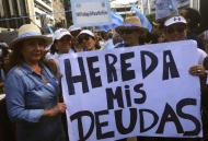 Ecuatorianos opositores al presidente Rafael Correa participan de una manifestación, el 25 de junio de 2015 en Guayaquil (AFP | José Sánchez)