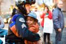 Σαρώνει η φωτογραφία τού 12χρονου που κλαίει στην αγκαλιά του αστυνομικού