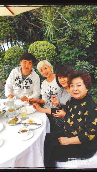 賀一航（左起）過去常找Makiyo、老婆Judy、Ma媽喝下午茶，替Ma媽加油。（資料照片）