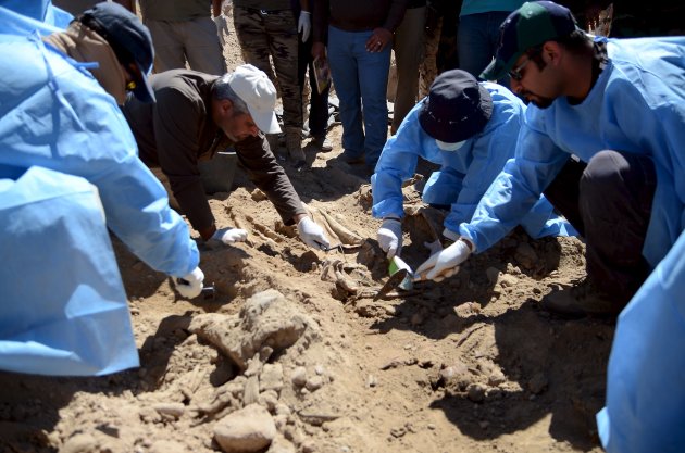 Los forenses excavan las fosas comunes (Reuters)