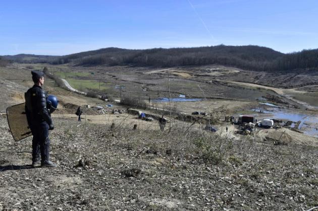 Le site de Sivens le 6 mars 2015, où un policier est en faction sur les hauteurs lors des opérations d'évacuation