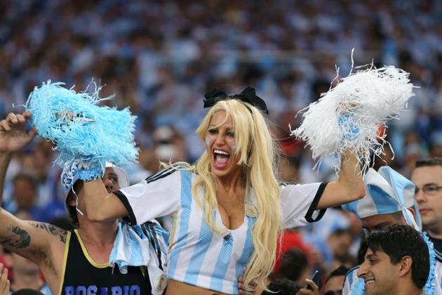 MUN11-14. RÍO DE JANEIRO (BRASIL), 15/06/2014.- Aficionados argentinos momentos antes del inicio del partido Argentina-Bosnia, del Grupo F del Mundial de Fútbol de Brasil 2014, que se disputa en el Es