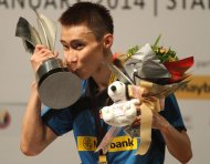 Malaysian badminton star Lee Chong Wei kisses the trophy after winning the Malaysia Open Badminton Superseries in Kuala Lumpur on January 19, 2014