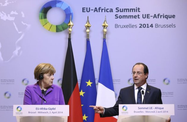 Conférence de presse d'Angela Merkel et François Hollande lors du sommet Union européenne-Afrique à Bruxelles. La France et l'Allemagne ont exprimé mercredi le souhait de jouer un rôle moteur en Afrique en matière de développement et de sécurité, au lendemain du lancement officiel d'une mission militaire européenne en Centrafrique à laquelle Berlin a finalement accepté d'apporter son soutien. /Photo prise le 2 avril 2014/REUTERS/François Lenoir